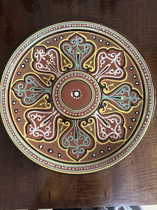 Изделия из керамики: ляган, вазы, кувшин, бочонок.