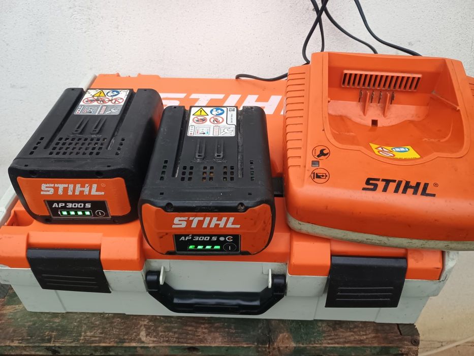 Set 2 baterii Stihl ap300s și încărcător al 300 . La cutie