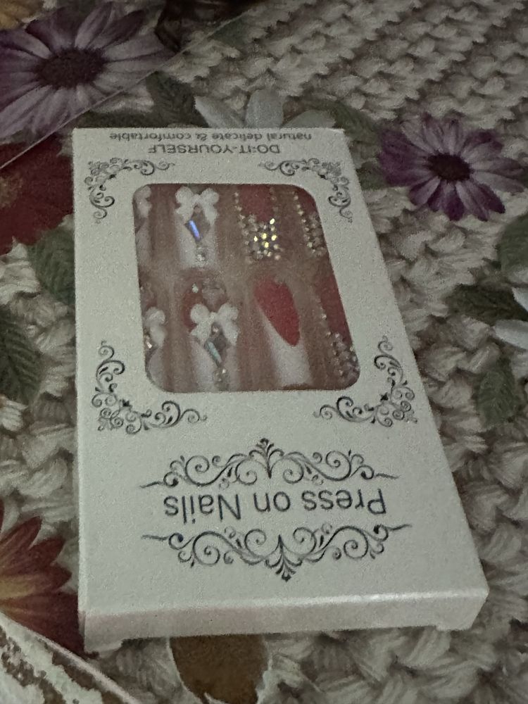 Vand 7seturi de unghii false cu 2 lipiciuri