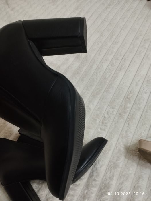 Сапожки с каблуками 40 размер новые 1 раз надевала