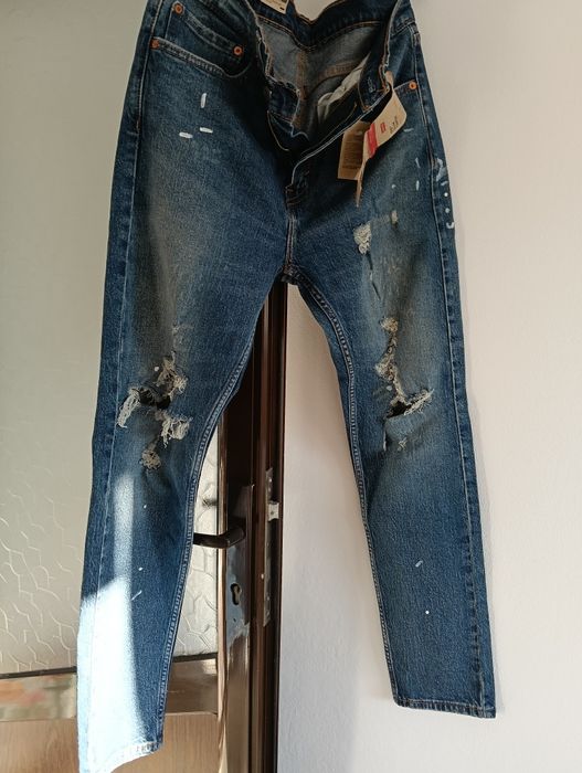 Blugi noi Levis mărimea 32