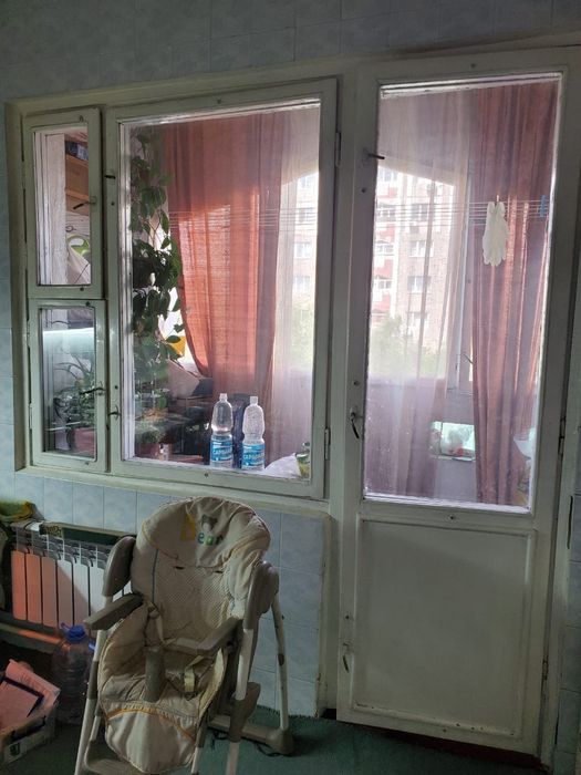 Продам балконное окно с дверью в коробке