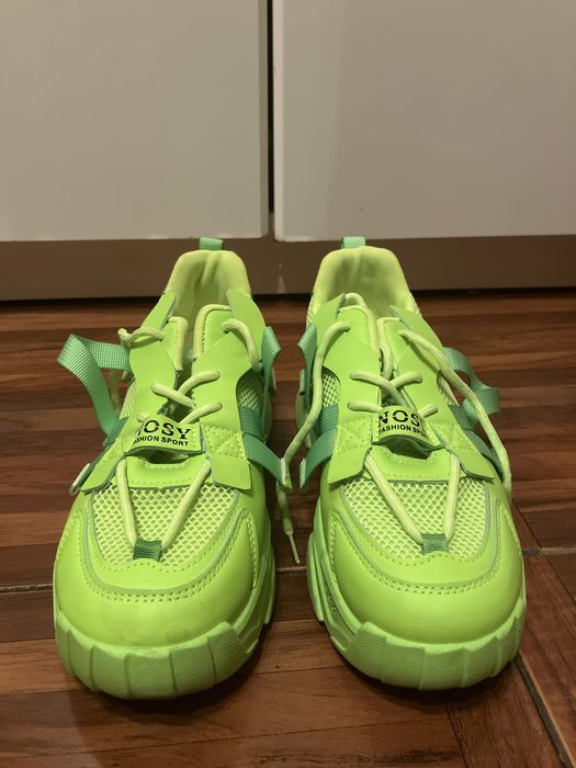 Pantofi damă verde neon.
