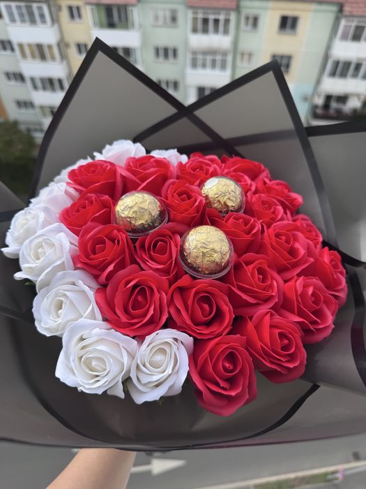 Vand aranjamente cu trandafiri din sapun