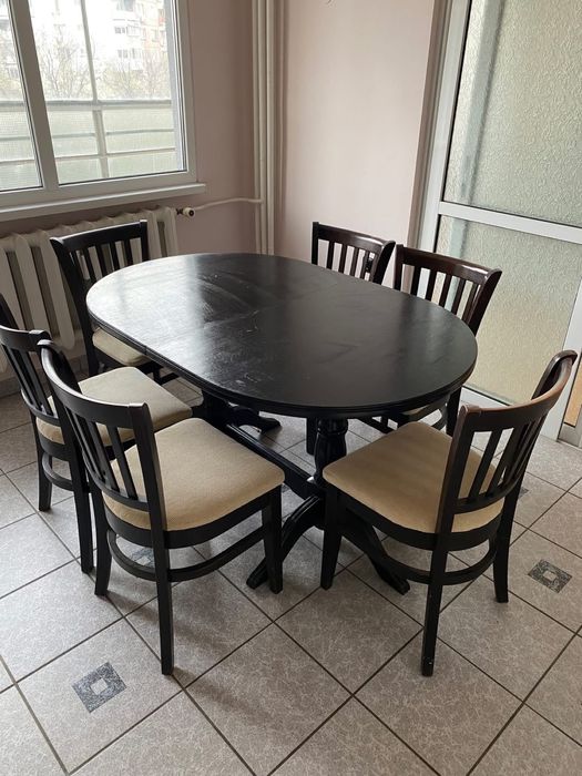 Дървена маса (цвят венге) + шест дървени стола (светла дамаска)