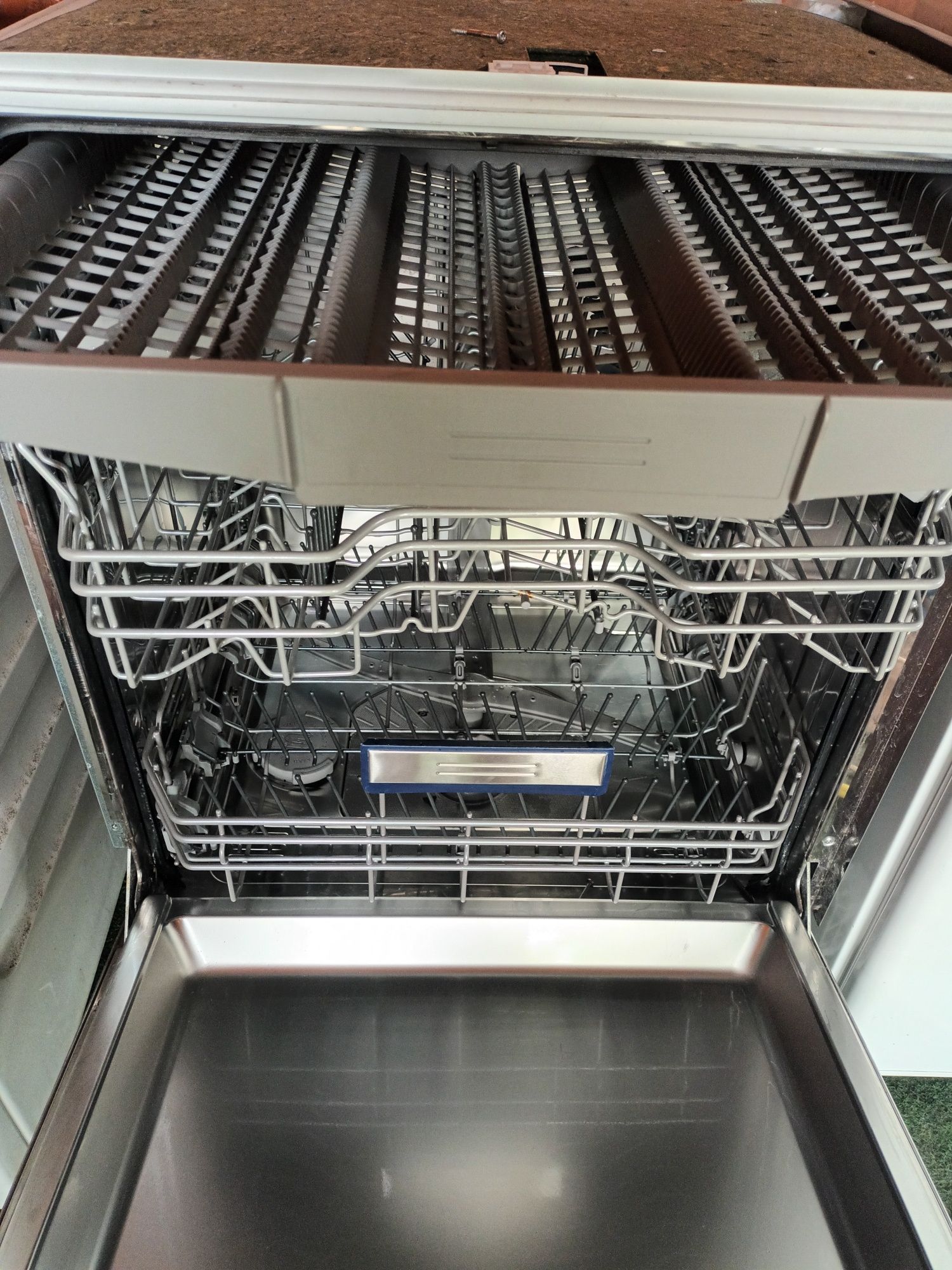 Mașina de spălat vase Siemens total incorporabilă cu 3 sertare