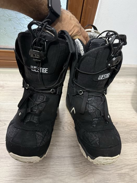 Vand o pereche boots pentru placa snow ,mar.41 in stare foarte buna