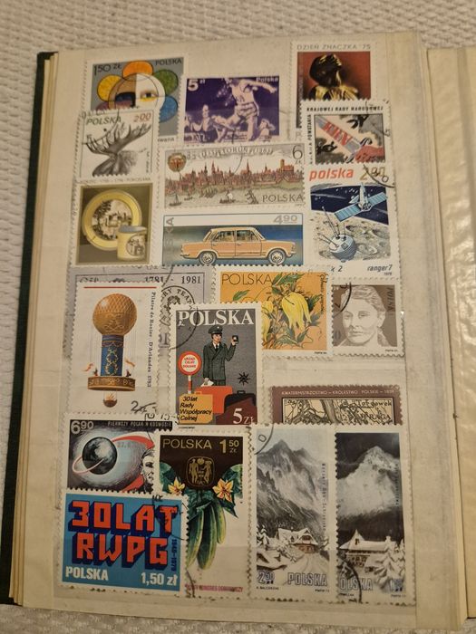 Класьор с марки от различни държави