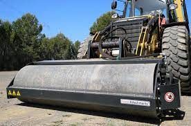 Cilindru vibro-compactor pentru skid-steer, incarcatoare frontale