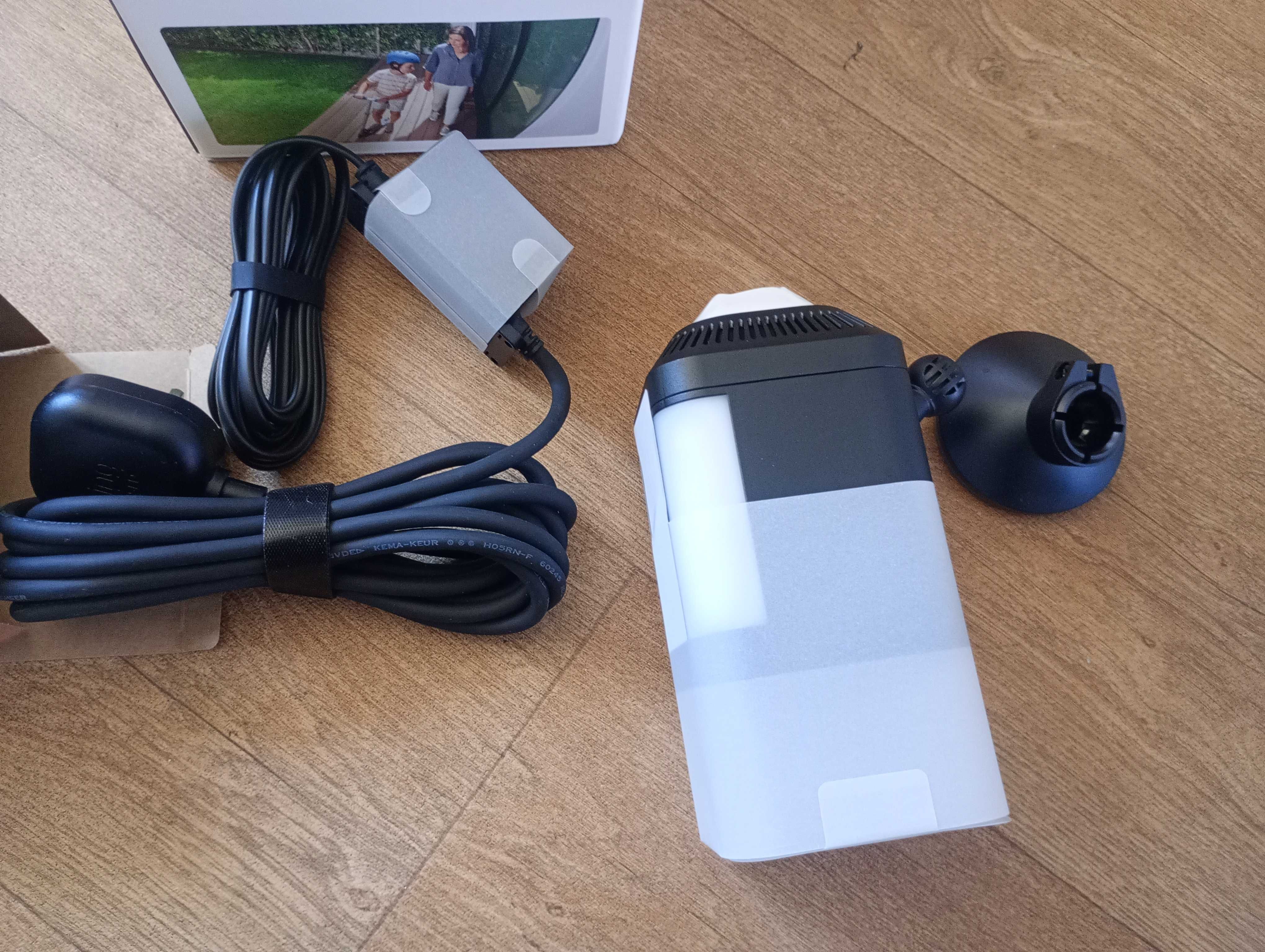 Камера Ring Spotlight cam Plus ,с кабел