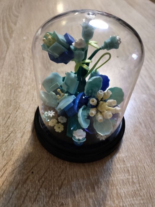 Цветы в колбе собранные для декора