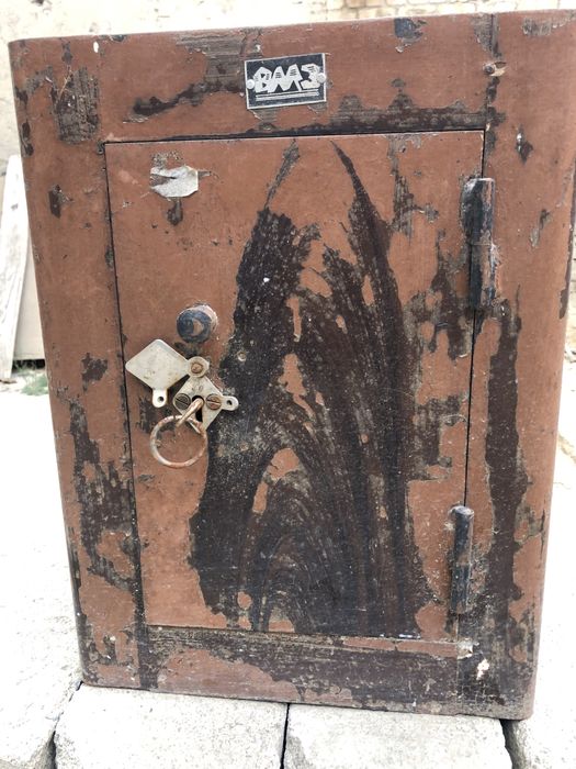 Сейф б/у тозза..