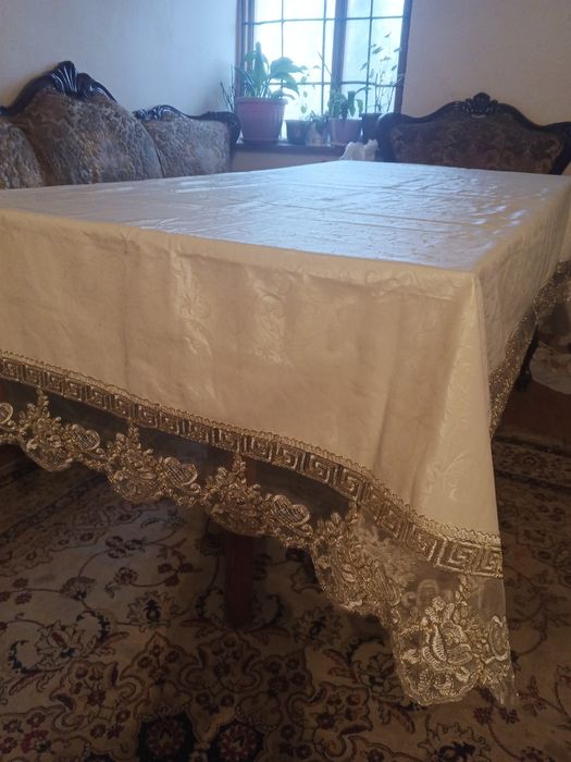 Скатерть белая с узорами