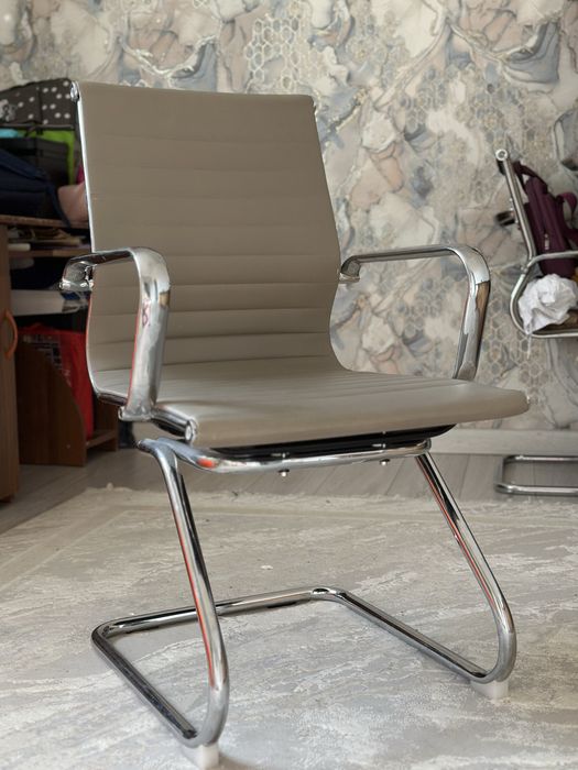 стильный офисный стул