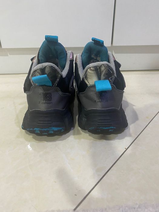 Продам кроссовки для девочки