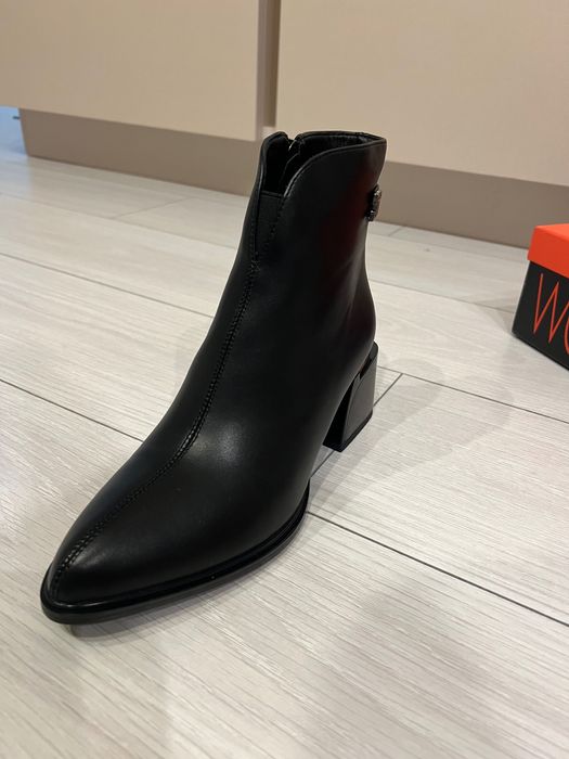 Дамски боти на ток