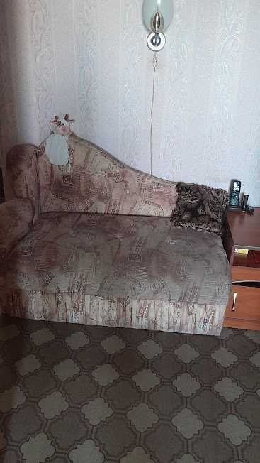 Продам диван в прихожую.
