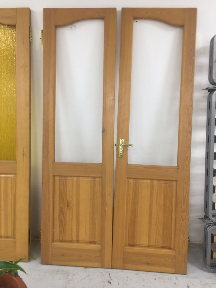 Дверь пластиковая и деревянная