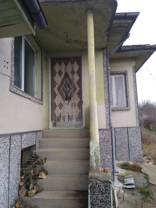 Продавам тухлена къща в град Алфатар, област Силистра.