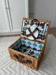 Cos de picnic din rachita echipat pentru 4 persoane, (ca NOU)