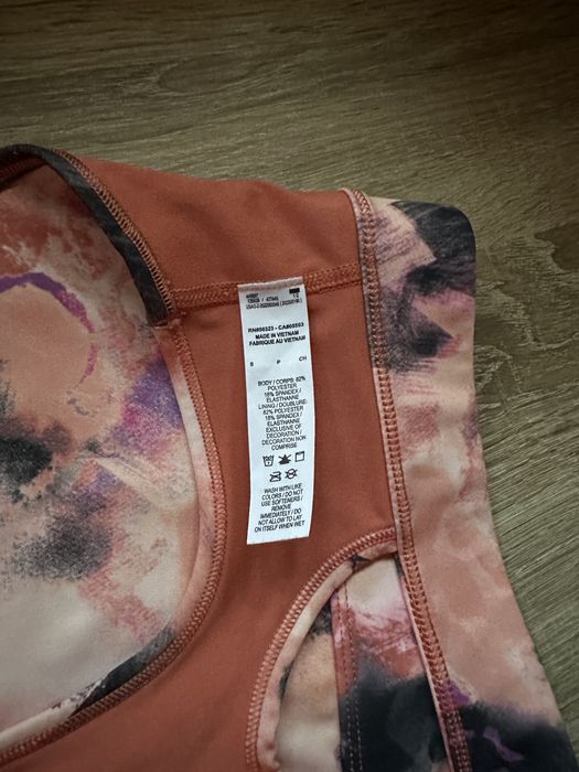 Bustiera colorata Nike in stare ff buna. purtata de putine ori