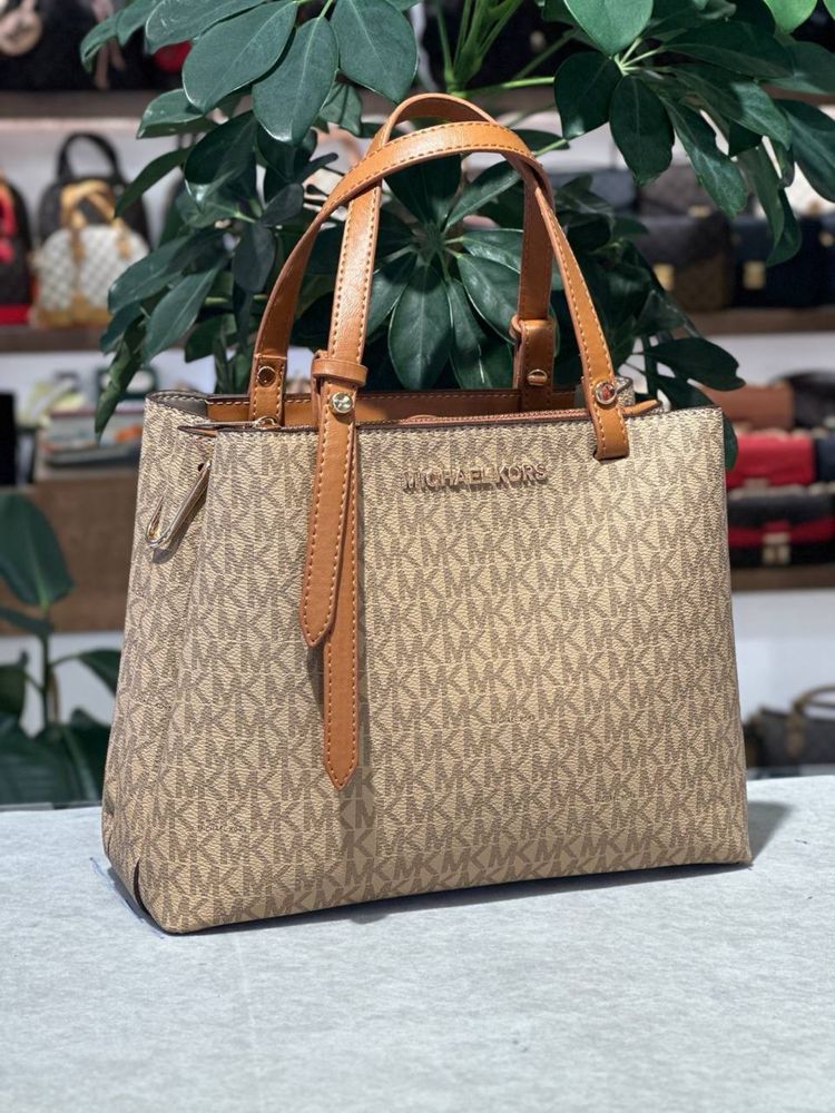Geanta Michael Kors Noua !!! Dimensiuni 28/23 !!!