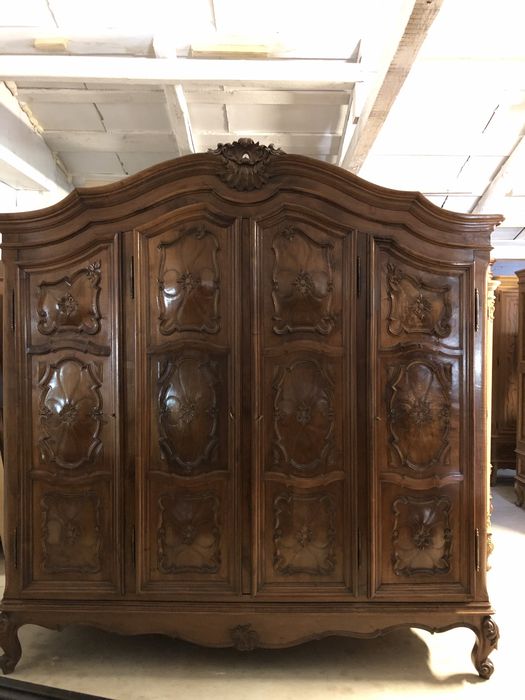 Vitrină din lemn masiv