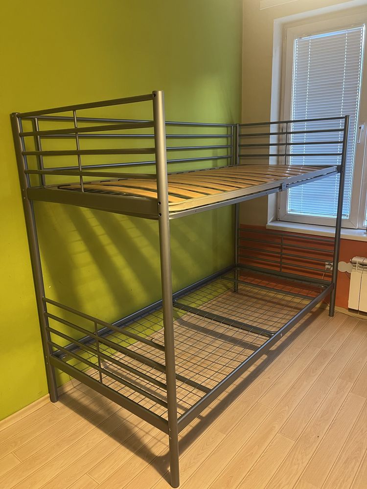 двуетажно легло SVÄRTA IKEA
