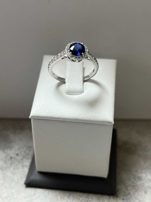 Кольцо с сапфиром и бриллиантами