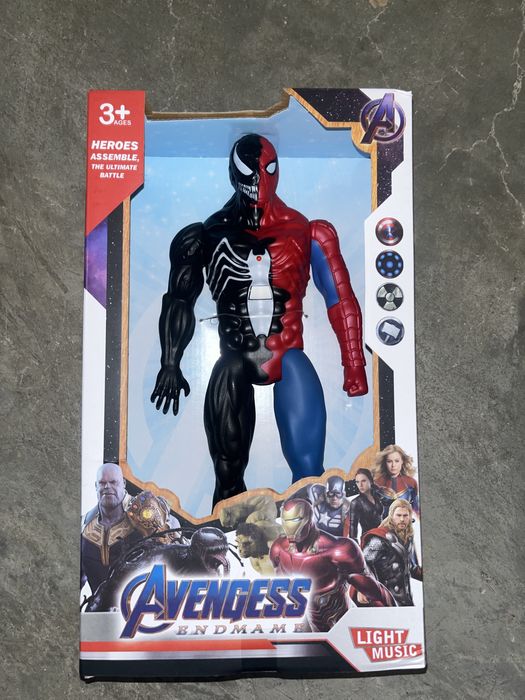 Авенджърс и Спайдър Мен фигури