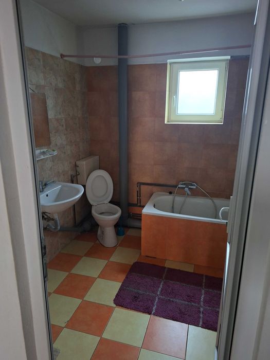 dau in chirie apartament nemobilat zona piata angro Eminescu