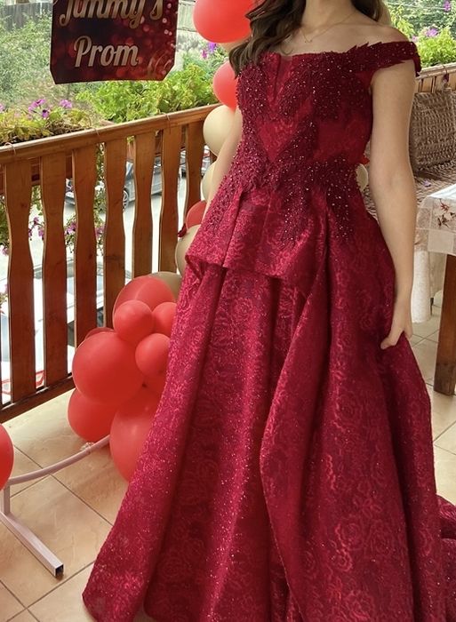 Бална рокля в цвят бордо