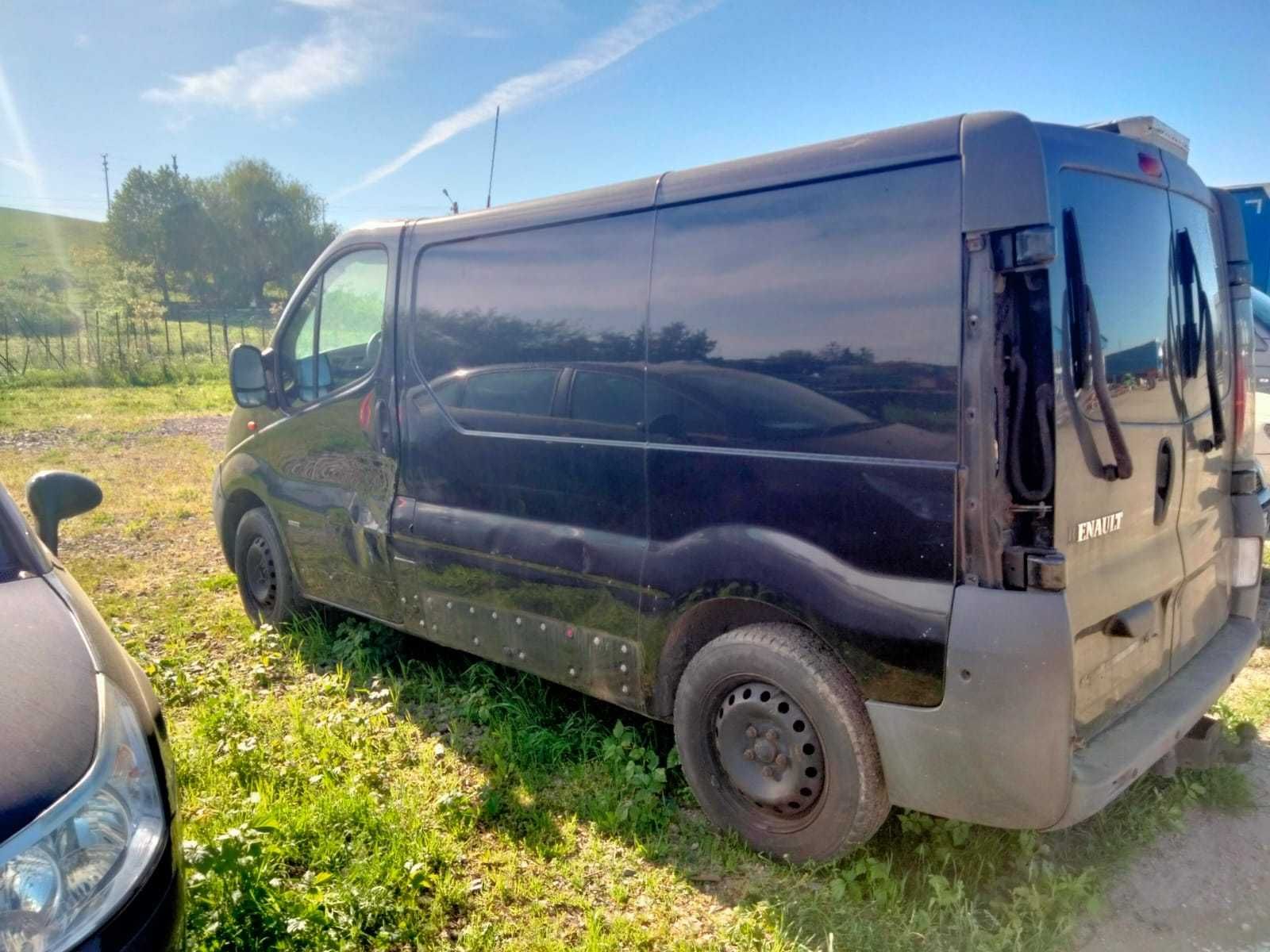 Renault Trafic 2006--pentru piese