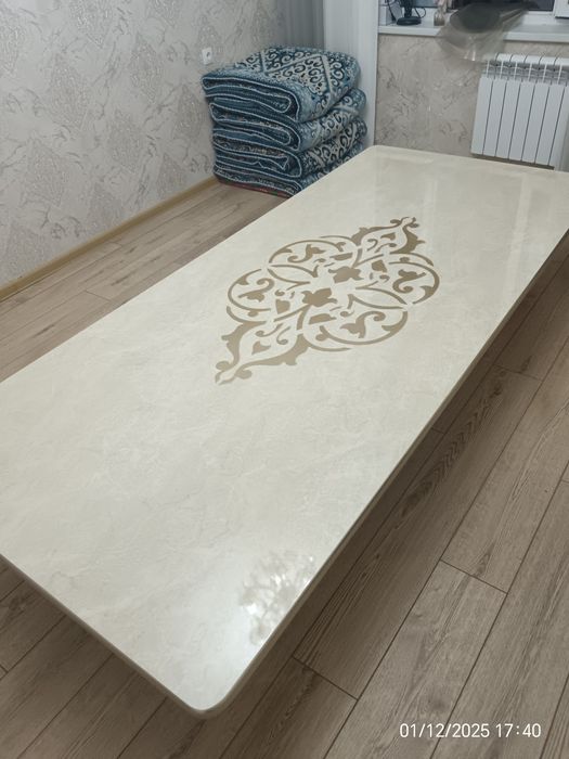 Стол. Можно поменять ножки. Сделать хонтахта