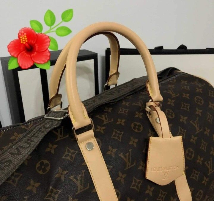 Geanta Louis Vuitton voiaj new model unisex, saculet, etichetă incluse