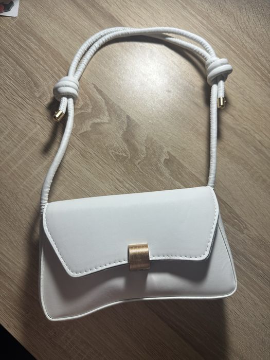 Елегантна малка бяла чанта с ефектна златна закопчалка – нова