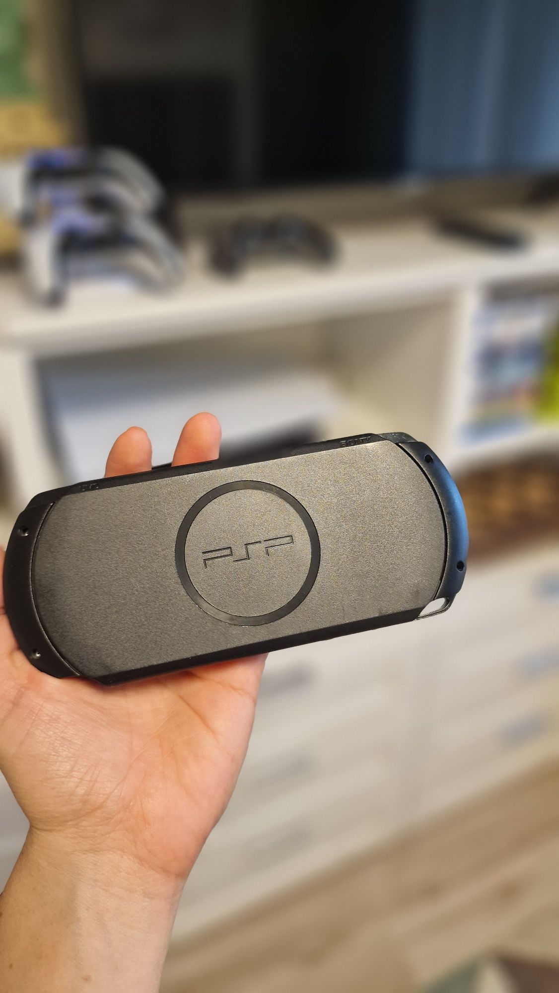 PSP конзола със зарядно, мемори карта и калъф