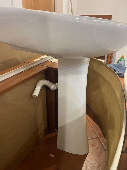 Cada pe semirotund 150/100 cm - chiuveta cu pocior - wc bazin ceramic