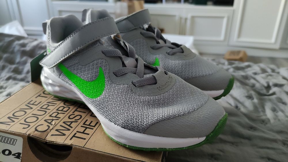 Кроссовки NIke для ребенка 28 размер