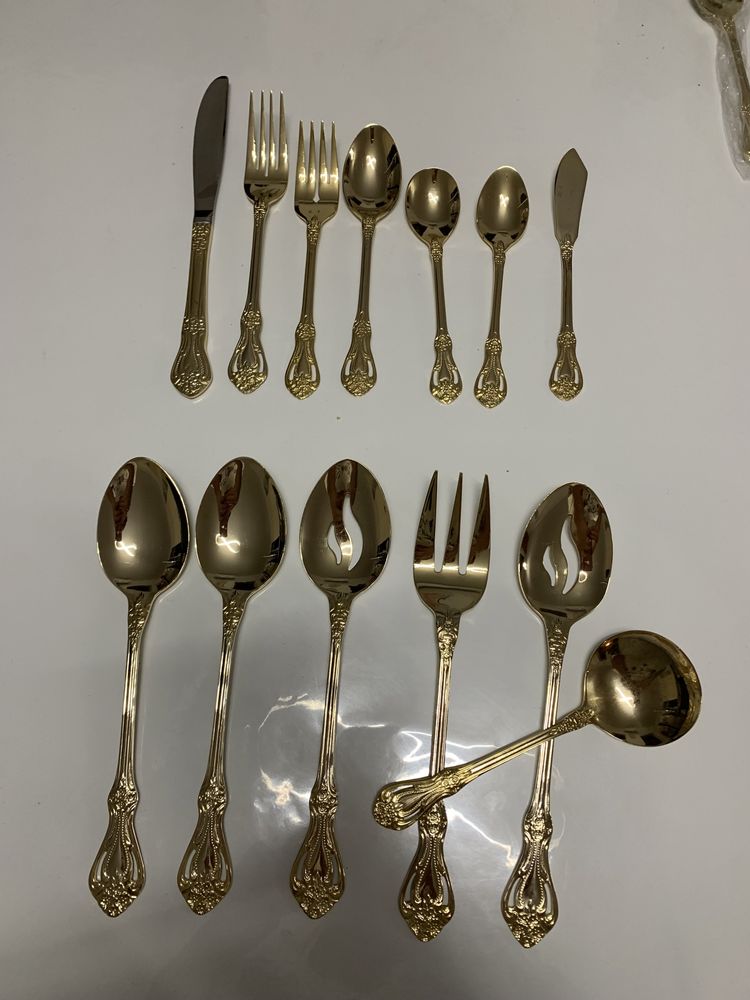Set tacamuri aurite 12 persoane 84 piese