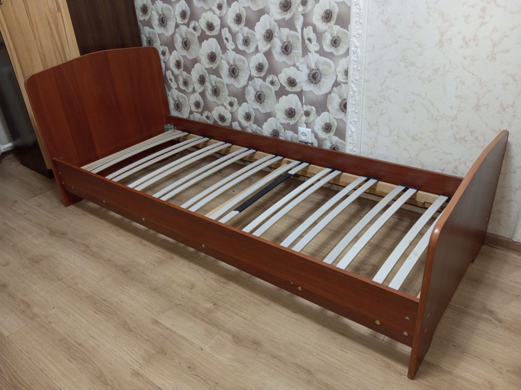 Продам кровать без матраса