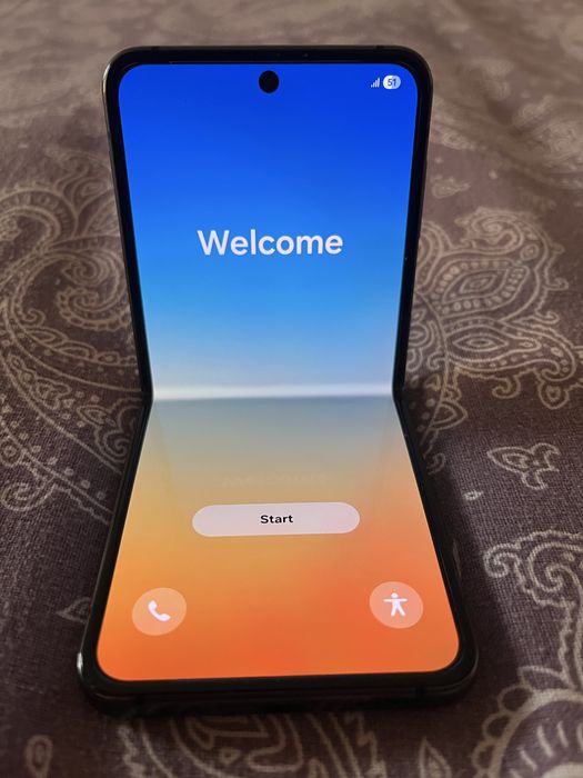Samsung Galaxy Z Flip 4 – Добро състояние,  козметичен дефект