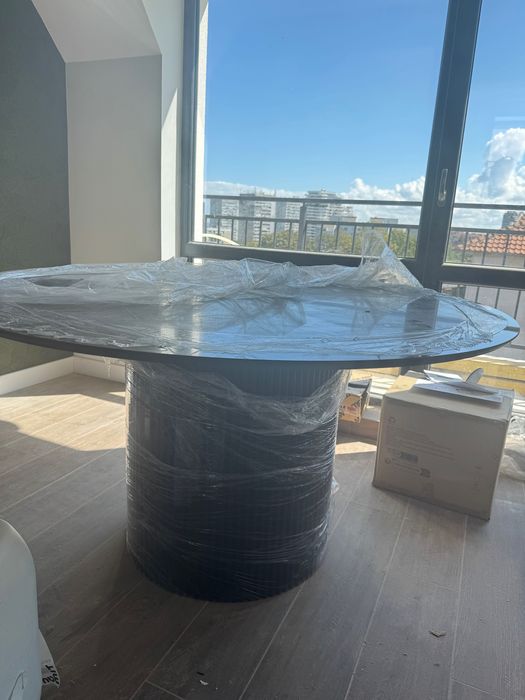 ЧИСТО НОВА черна, кръгла маса материал MDF с меламиново покритие,140см