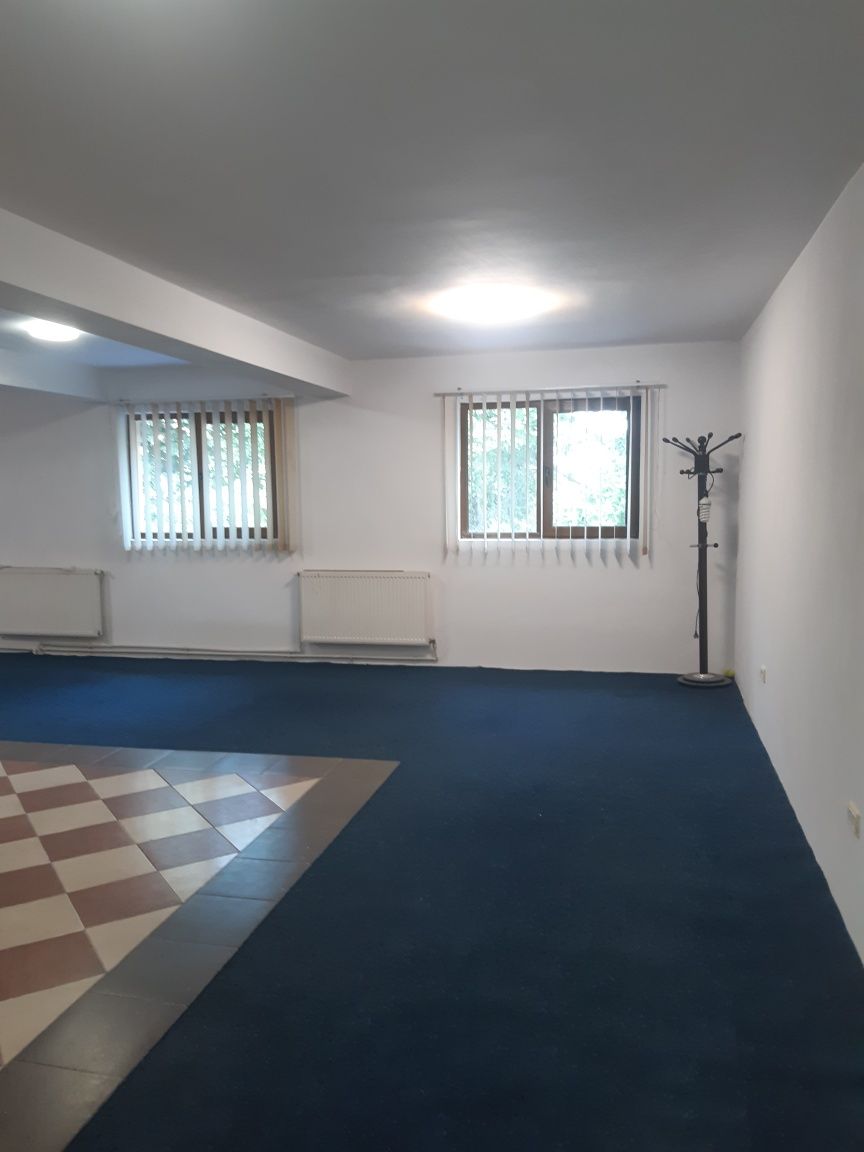 Ofer spațiu de închiriat