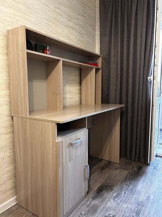 Продам кровать с матрасом и компьютерный стол.