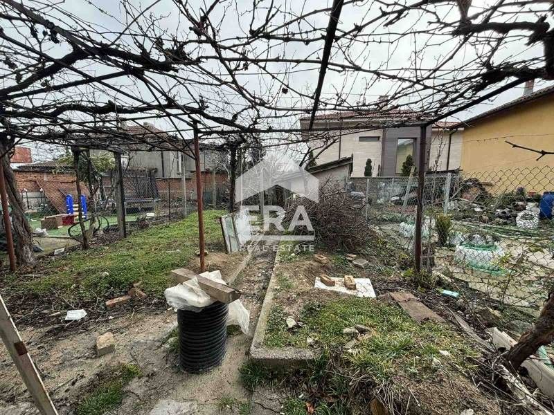 Етаж от къща с двор в спокоен квартал