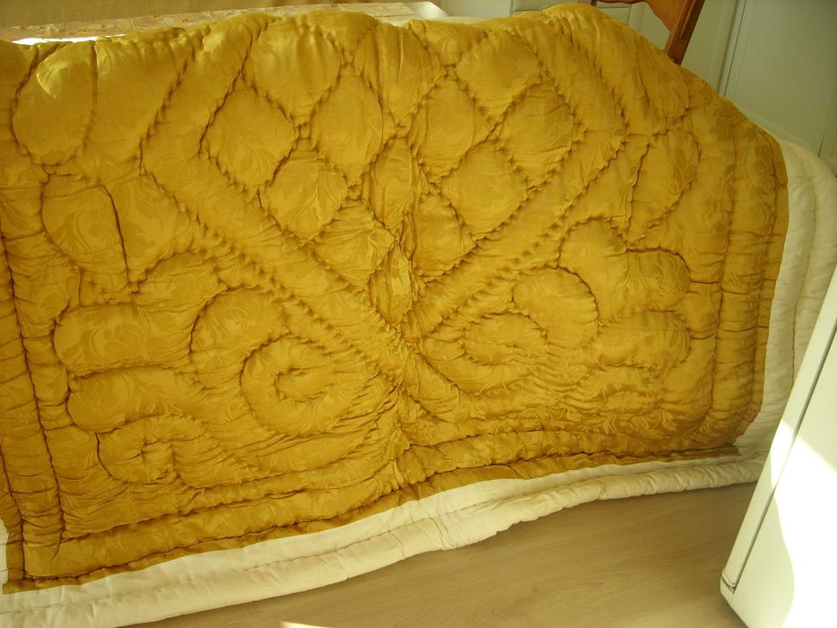 Сатенен юрган, старо злато