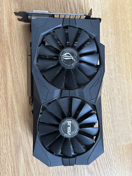 Placa video Asus RX 570 de la AMD, 4 GB