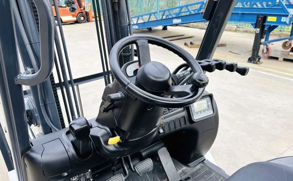 motostivuitor 2 tone stivuitor 2000kg benzina Gpl Nissan an 2019