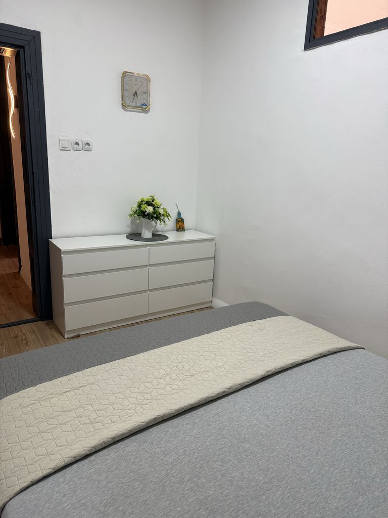 Дава се под наем Тристаен апартамент в София, Център - 86 кв.м за 663 € - Снимка #1